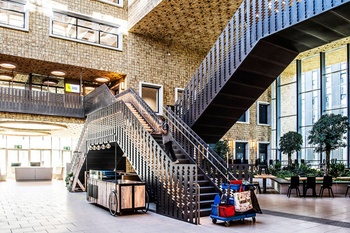 1732 Noordwijk Lege inkomhal Herman Teirlinckgebouw